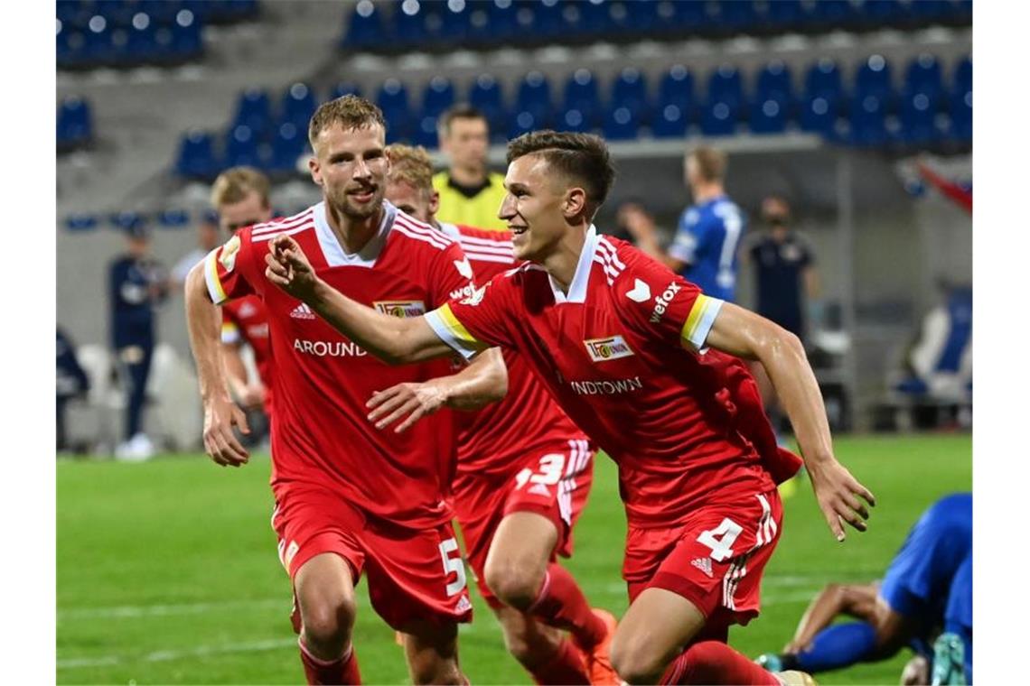 Alle Bundesligisten am Samstag weiter Union setzte sich gegen Karlsruhe erst nach Verlängerung durch - Nico Schlotterbeck (r) traf in der 118. Minute. Foto: Uli Deck/dpa