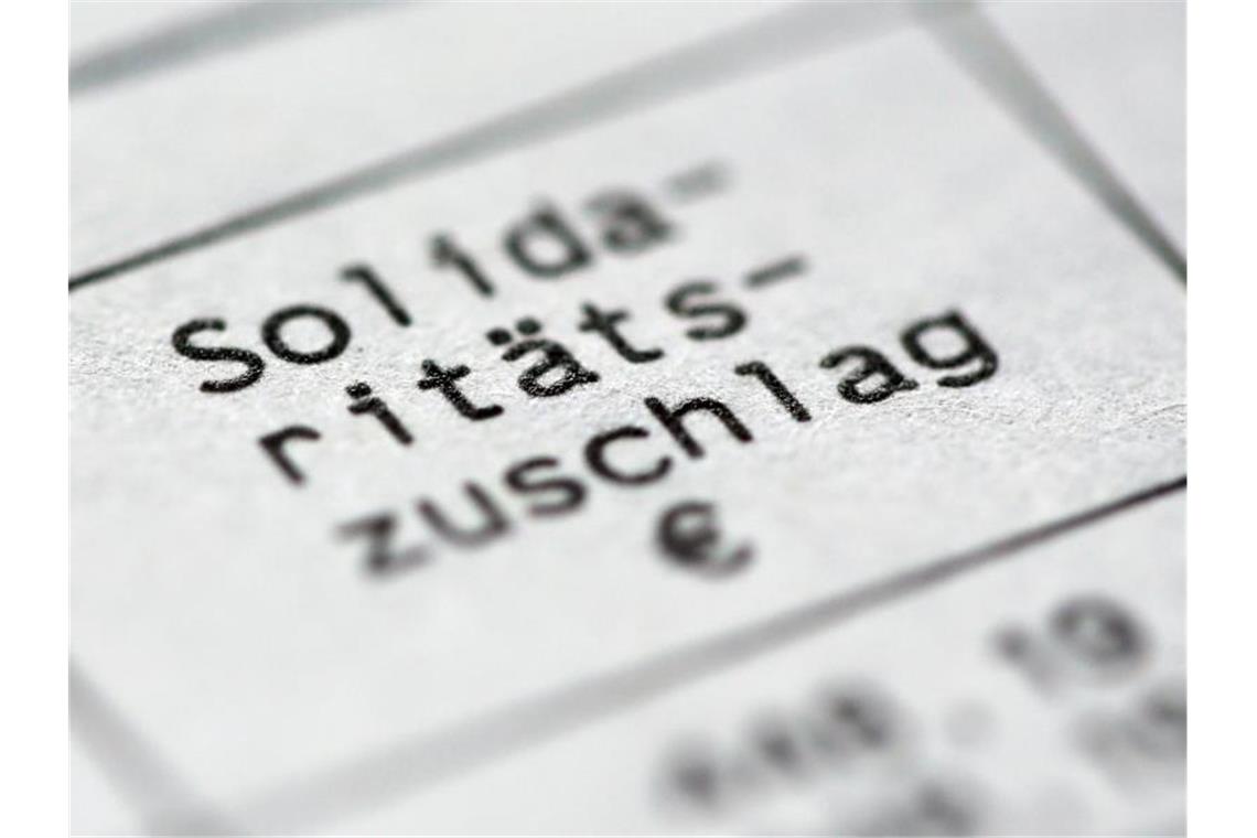 Union und SPD haben im Koalitionsvertrag verabredet, dass 90 Prozent der Soli-Zahler den Zuschlag ab 2021 nicht mehr zahlen müssen. Foto: Roland Weihrauch