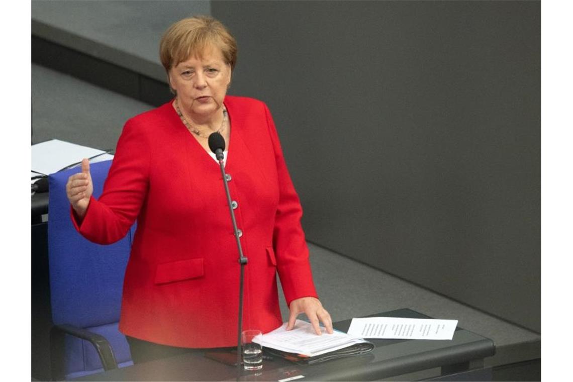 Regierungsbefragung: Abgeordnete löchern die Kanzlerin Union und SPD hatten in ihrem Koalitionsvertrag vereinbart, dass die Kanzlerin dreimal jährlich im Parlament persönlich befragt werden kann. Foto: Ralf Hirschberger/zb/dpa