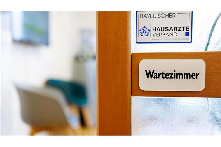 Union und SPD planen ein neues System für die Terminvergabe beim Arzt. (Archivbild)
