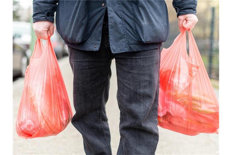 Union und SPD haben den Weg für das geplante Verbot von Plastiktüten an deutschen Ladenkassen frei gemacht. Foto: picture alliance / Sebastian Gollnow/dpa