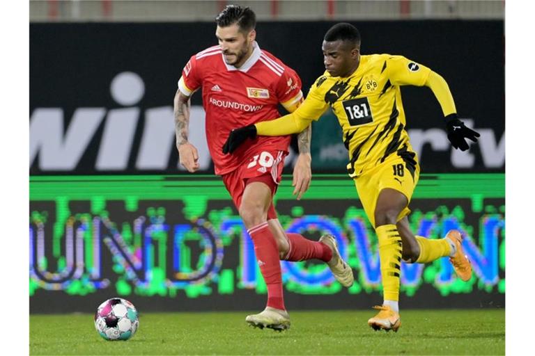 Unions Christopher Trimmel (l) gegen Youssoufa Moukoko von Dortmund. Foto: Soeren Stache/dpa-Zentralbild/dpa