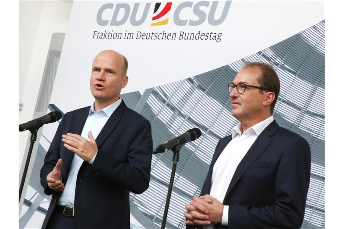Unions-Fraktionschef Ralph Brinkhaus (CDU, l.) und der CSU-Landesgruppenchef Alexander Dobrindt nach der Vorstandsklausur. Foto: Wolfgang Kumm