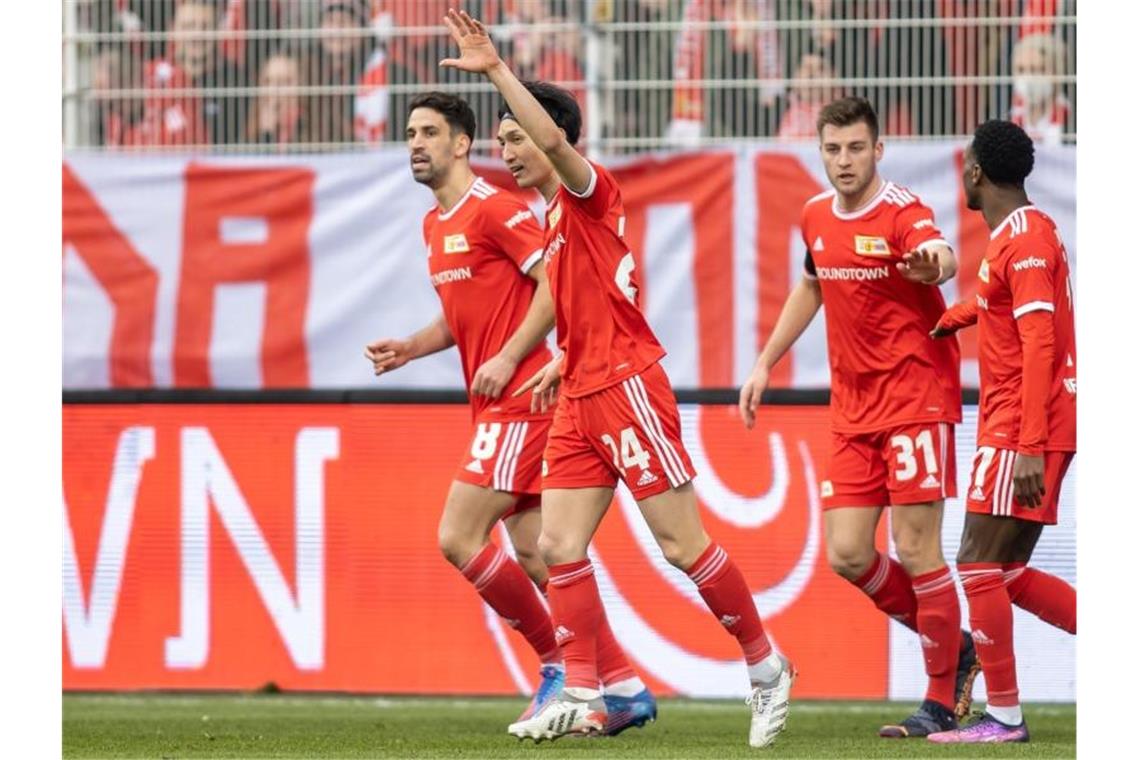 Bayern festigt Platz eins - Ukraine-Krise allgegenwertig Unions Genki Haraguchi (2.v.l) kam gegen den FSV Mainz 05 zu seinem ersten Saisontor in der laufenden Bundesliga-Saison. Foto: Andreas Gora/dpa