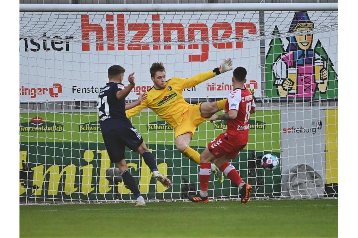 Unions Grischa Prömel (l) macht das Tor zum 0:1 - Freiburgs Torwart Florian Müller (M) ist machtlos. Foto: Sebastian Gollnow/dpa
