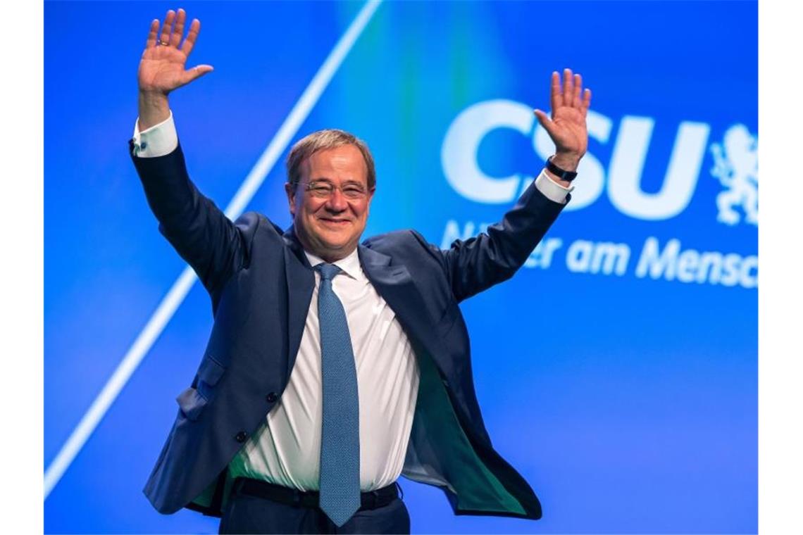 Laschet: Ein Jubel-Parteitag ist noch keine Trendwende Unions-Kanzlerkandidat Armin Laschet (CDU) wird beim CSU-Parteitag in Nürnberg mit viel Applaus empfangen. Foto: Peter Kneffel/dpa