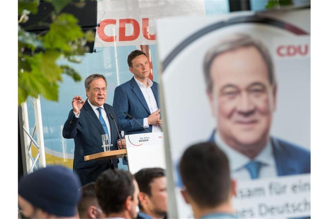Schlussspurt vor der Wahl - Laschet und Scholz werben weiter Unions-Kanzlerkandidat Armin Laschet (l) macht Wahlkampf in St. Wendel zusammen mit dem saarländischen Ministerpräsident Tobias Hans. Foto: Oliver Dietze/dpa