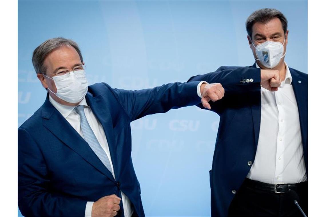 Unions-Kanzlerkandidat Armin Laschet (l) und CSU-Chef Markus Söder bei der Verabschiedung des Wahlprogramms für die Bundestagswahl. Foto: Kay Nietfeld/dpa