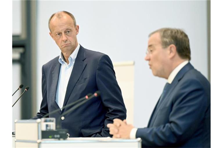 Unions-Kanzlerkandidat Armin Laschet (r) und CDU Wirtschaftsexperte Friedrich Merz in Stuttgart. Foto: Bernd Weißbrod/dpa