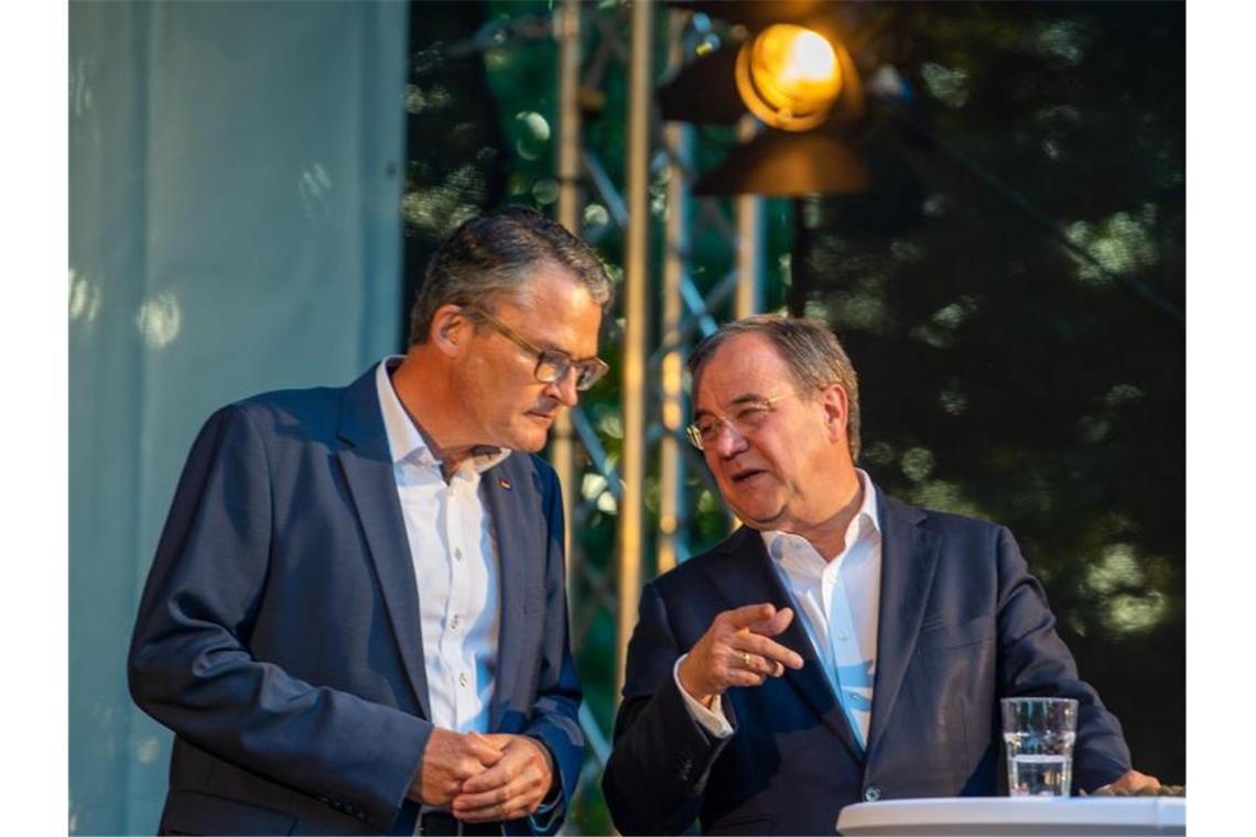 Laschet warnt vor Linksrutsch Unions-Kanzlerkandidat Armin Laschet (r) unterhält sich bei der Kundgebung in Essingen mit Roderich Kiesewetter (CDU). Foto: Stefan Puchner/dpa