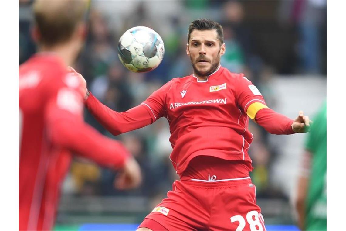 Union Berlin ohne Trimmel bei der TSG 1899 Hoffenheim Unions Kapitän Christopher Trimmel stoppt den Ball. Foto: Carmen Jaspersen/dpa