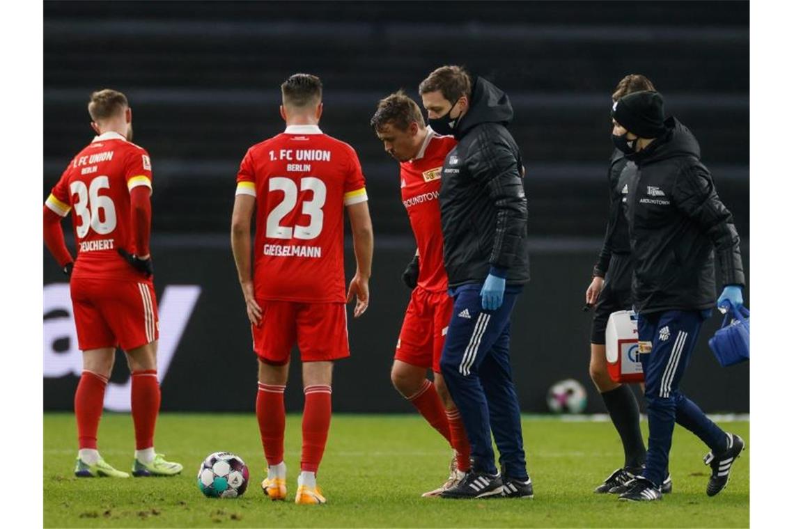 Kruse-Schock bei Union - Hertha mit neuer Lust Unions Max Kruse (M) wird verletzt zur Seitenlinie geführt. Foto: Odd Andersen/AFP-Pool/dpa