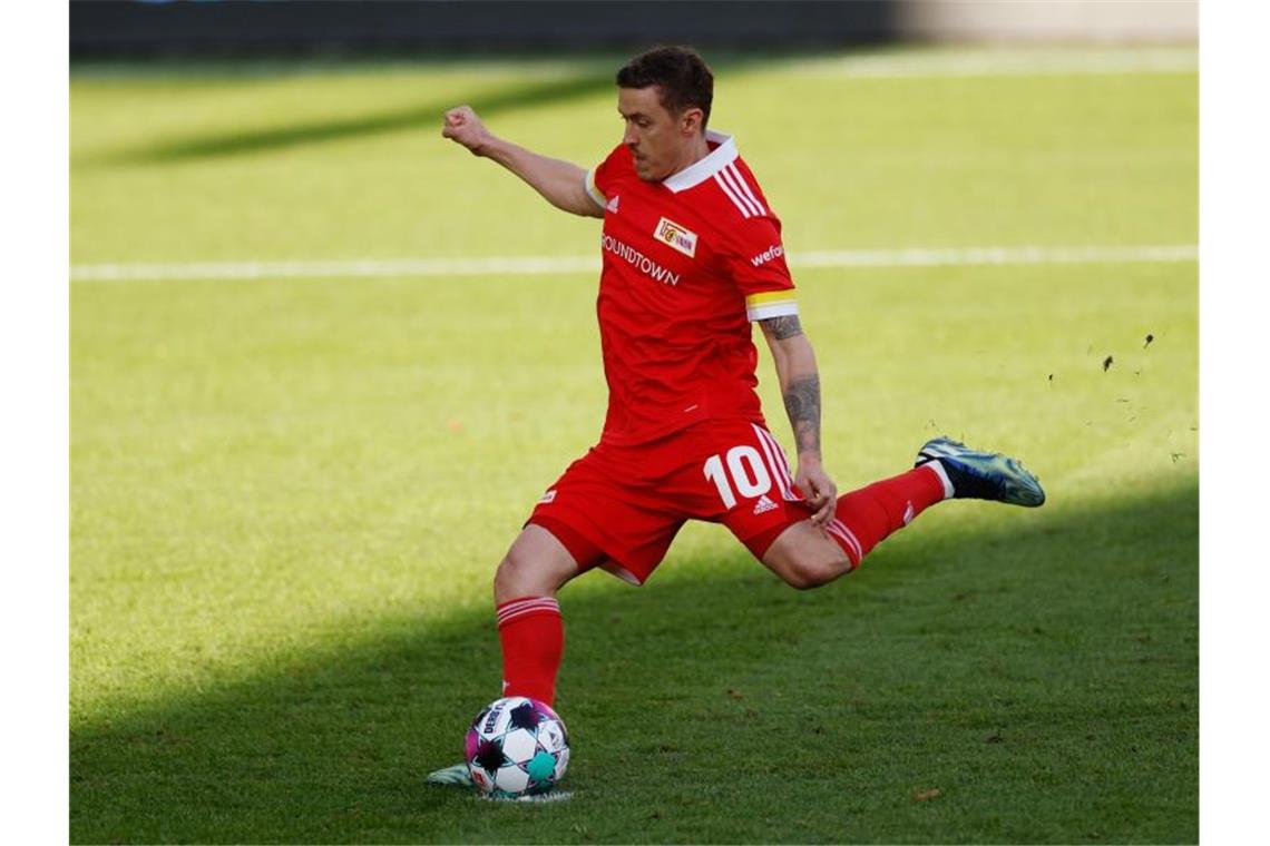 FC Bayern legt vor - Klatsche für Schalke 04 Unions Max Kruse traf erneut per Elfmeter. Foto: Odd Anderson/AFP-Pool/dpa