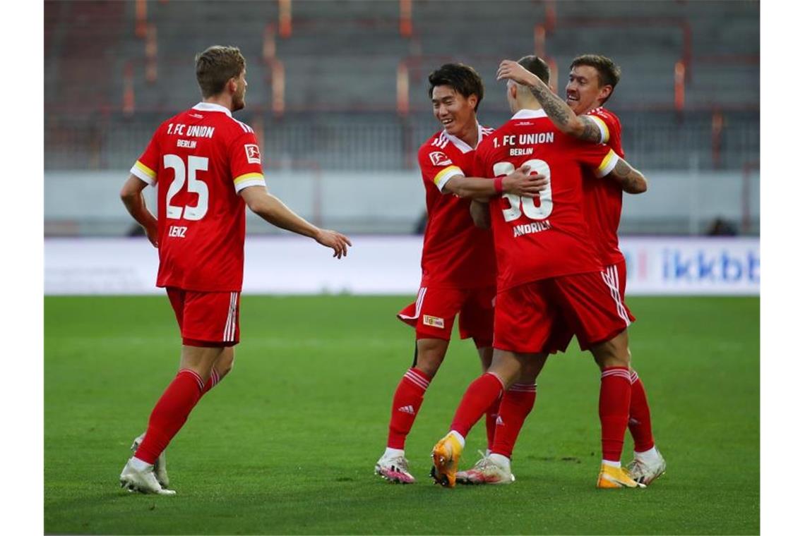 Unions Mittelfeld-Motor Robert Andrich (2.v.r) wird für sein Tor zum 2:0 von den Teamkameraden gefeiert. Foto: Maja Hitij/Getty Images Europe/Pool/dpa