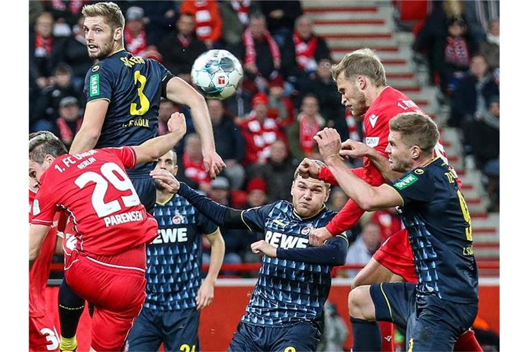 Unions Sebastian Andersson (2.v.r) köpft den Ball nach einem Eckball zum 1:0 ins Tor. Foto: Andreas Gora