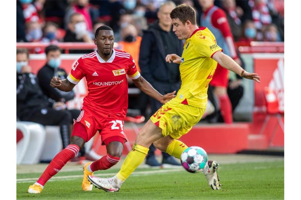 Bayern mit Tor-Festival dank Lewandowski - Leipzig Spitze Unions Sheraldo Becker (l) kämpft gegen Freiburgs Dominique Heintz um den Ball. Foto: Andreas Gora/dpa-Pool/dpa