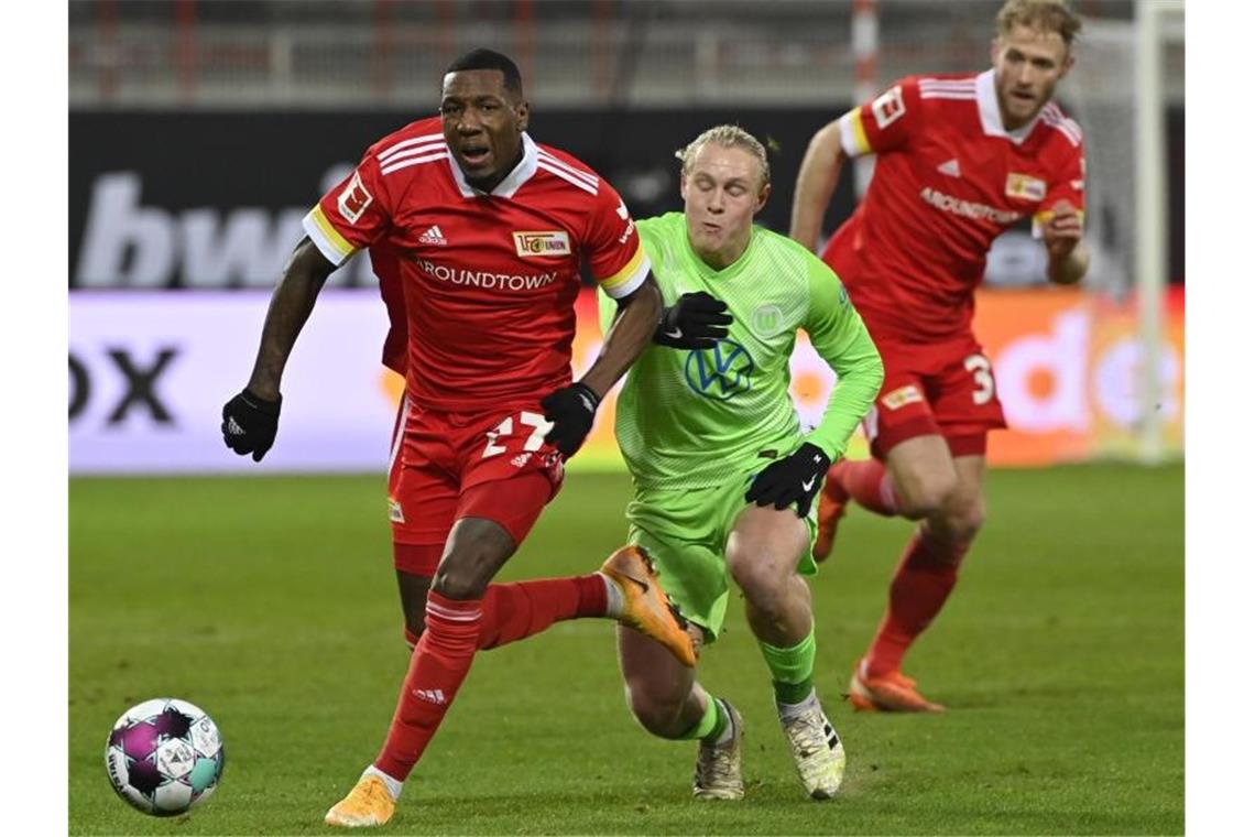 Schalke wendet Negativrekord ab - Leipzig verliert gegen BVB Unions Sheraldo Becker (l) und Wolfsburgs Xaver Schlager kämpfen um den Ball. Foto: John Macdougall/AFP-Pool/dpa