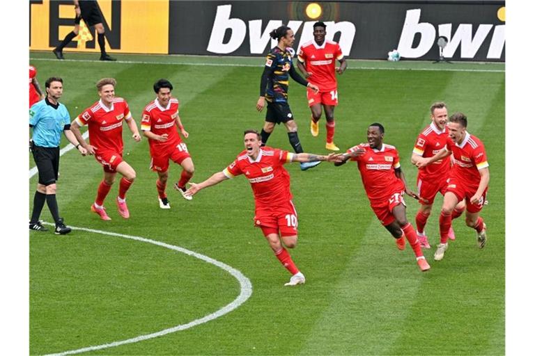 Unions Stürmer Max Kruse (M) jubelt mit seinen Teamkameraden nach seinem Tor in der Nachspielzeit zum späten 2:1-Sieg gegen RB-Leipzig. Foto: John Macdougall/AFP-Pool/dpa