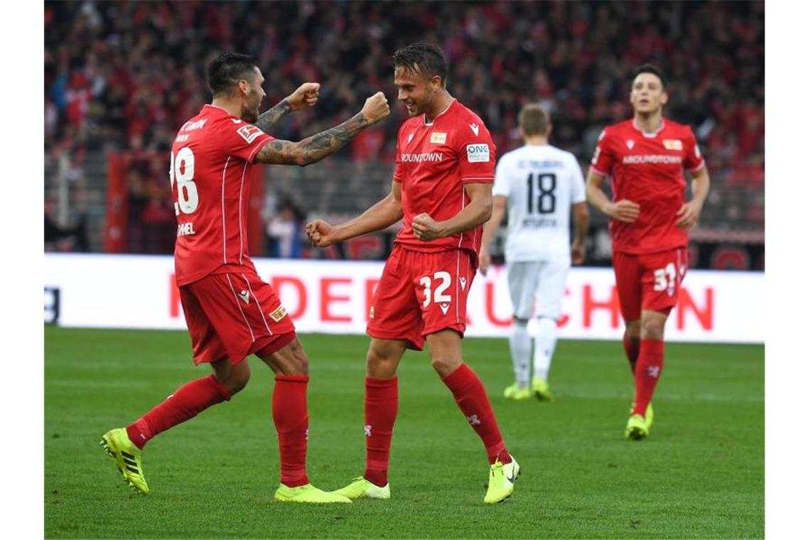 Union beendet Negativserie mit 2:0-Sieg gegen Freiburg Unions Torschütze zu 2:0, Marcus Ingvartsen (M.), jubelt mit Christopher Trimmel. Foto: Monika Skolimowska/dpa-Zentralbild/dpa