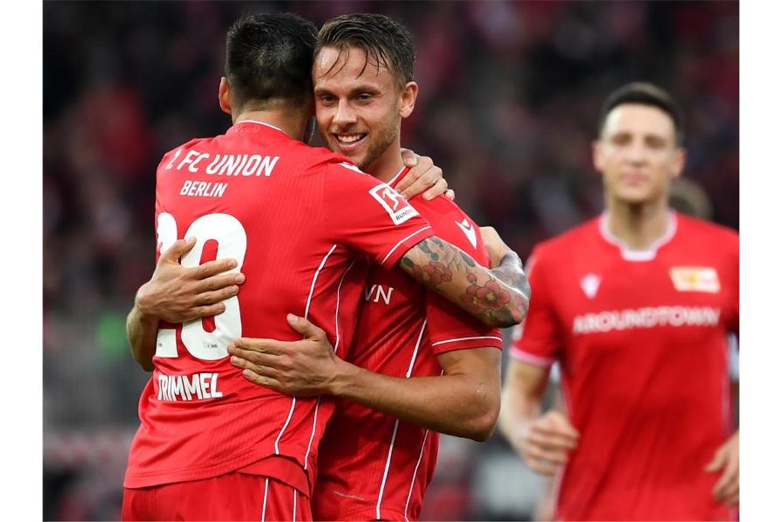 FC Augsburg schockt Bayern im Derby - BVB besiegt Gladbach Unions Torschütze zum 2:0, Marcus Ingvartsen (M), jubelt mit Christopher Trimmel. Foto: Monika Skolimowska/dpa-Zentralbild/dpa