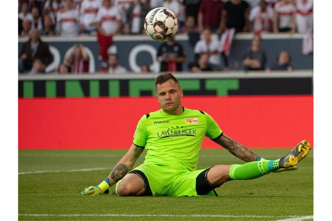 VfB droht Absturz in die Zweite Liga - Union im Vorteil Unions Torwart Rafal Gikiewicz zeigt eine Parade. Foto: Sebastian Gollnow