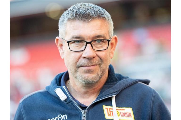 Unions Trainer Urs Fischer geht durchs Stadion. Foto: Sebastian Gollnow