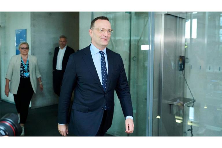 Unionsfraktionschef Jens Spahn auf dem Weg in den Haushaltsausschuss des Bundestages.