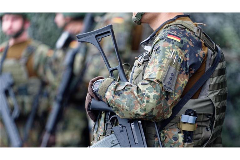 Unionsfraktionsvize Johann Wadephul hält die Einführung einer Dienstpflicht in der Bundeswehr für unverzichtbar.