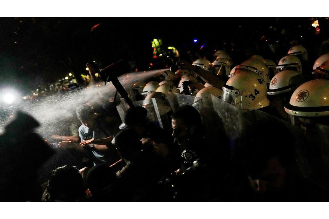 Universitätsstudenten ringen in Istanbul mit der Polizei während eines Protests, zu dem die oppositionelle Republikanische Volkspartei (CHP) aufgerufen hat.
