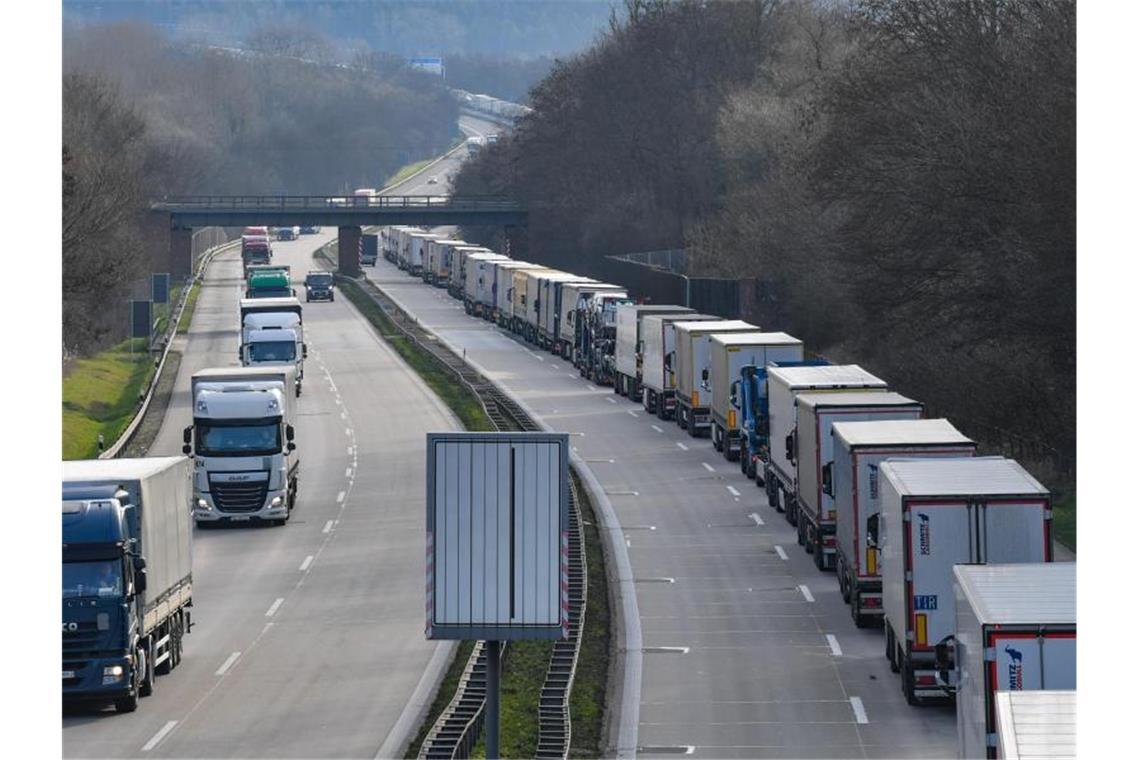 Wirtschaftsverbände fordern offene Grenzen für Warenverkehr Unmittelbar nach den Grenzschließungen Mitte März kam es vielerorts zu langen Staus - wie hier bei Frankfurt (Oder). Foto: Patrick Pleul/dpa-Zentralbild/dpa