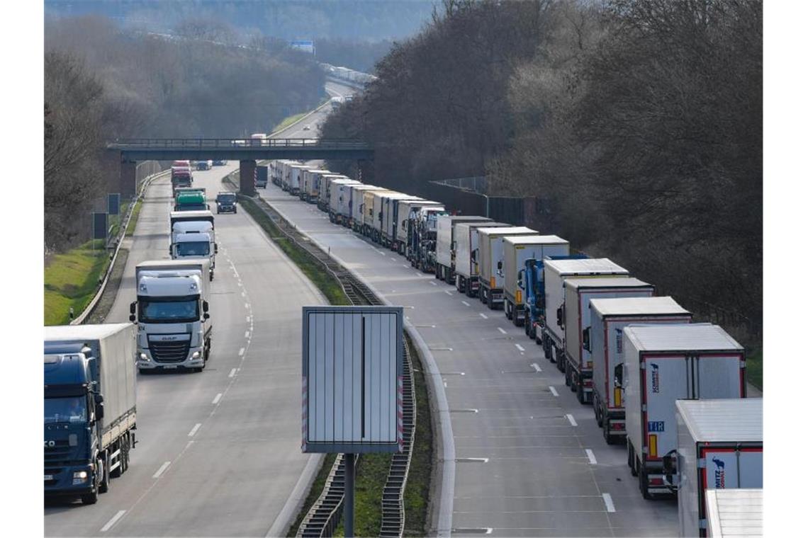 Unmittelbar nach den Grenzschließungen Mitte März kam es vielerorts zu langen Staus - wie hier bei Frankfurt (Oder). Foto: Patrick Pleul/dpa-Zentralbild/dpa