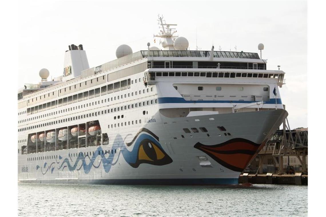 „Aidamira“: Mit Besatzung und Handwerkern nach Südafrika Unmittelbar nach der Taufe in Palma de Mallorca am vergangenen Samstag hatte Aida Cruises die erste Kurzkreuzfahrt im westlichen Mittelmeer abgesagt. Foto: Andrea Warnecke/dpa