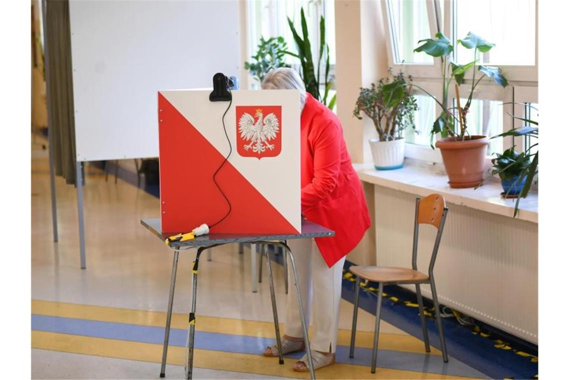 Wahlkrimi in Polen: Das Rennen zwischen Duda und Trzaskowski Unmittelbar nach Schließung der Wahllokale gab es Prognosen auf der Grundlage von Nachwahlbefragungen. Foto: Adam Warzawa/PAP/dpa
