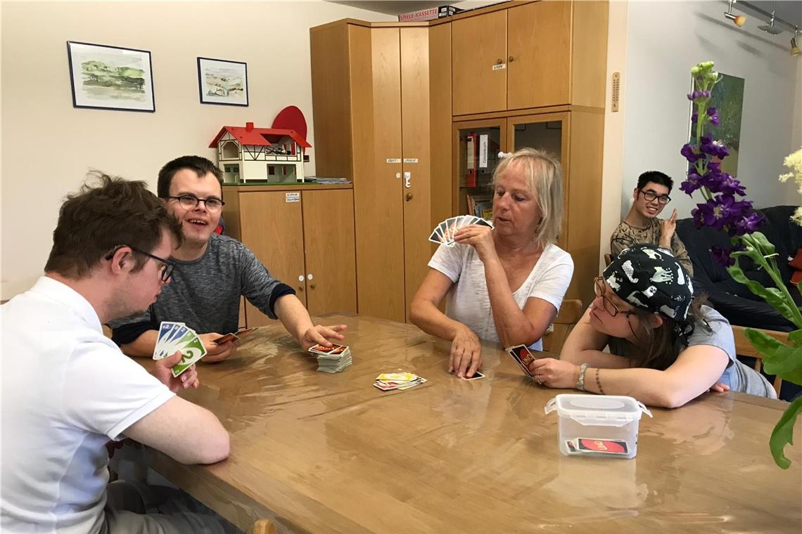 Uno spielen mit Lebenshilfe-Mitarbeiterin Ursula Bläske lieben alle im Wilhelm-Traub-Haus. Hier können Menschen mit Behinderung an jedem Wochenende Spaß haben und Freunde treffen. Bloß derzeit nicht. Wie im Frühjahr ist auch jetzt das Haus wegen der Pandemie geschlossen. Foto: privat