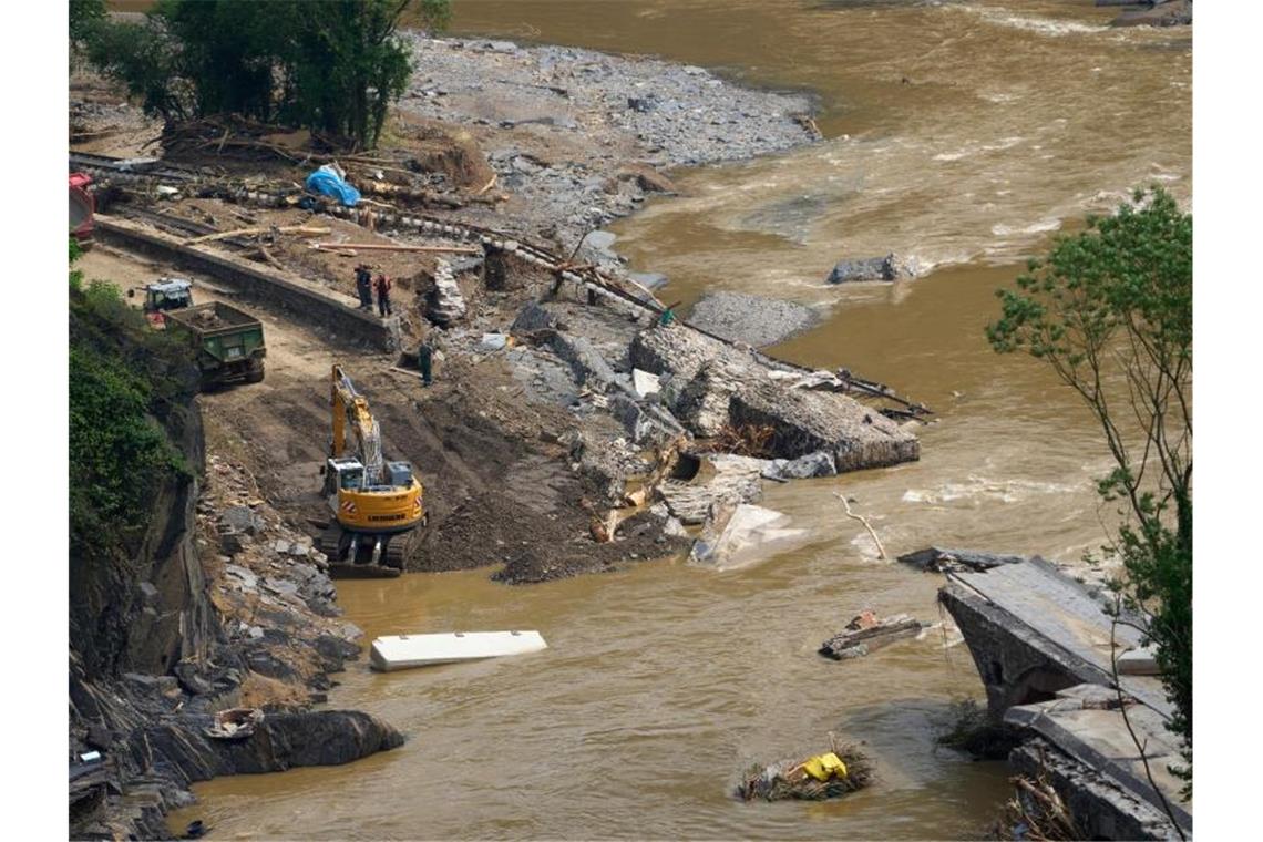 Unpassierbar: Brücken, Straßen, Gleisen - in den Katastrophenregionen wurde vielerorts auch die Infrastruktur schwer beschädigt. Foto: Thomas Frey/dpa