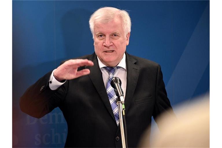 „Uns braucht niemand vorzuwerfen, dass wir eine inhumane Politik machen“, sagt Seehofer. Foto: Henning Kaiser