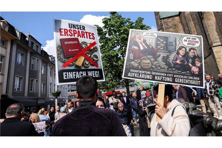 "Unser Erspartes - einfach weg", klagten geschädigte Sparkassenkunden Anfang Mai bei einer Kundgebung in Gelsenkirchen. Jetzt beginnen die ersten Zivilprozesse gegen die Sparkasse. (Archivbild)
