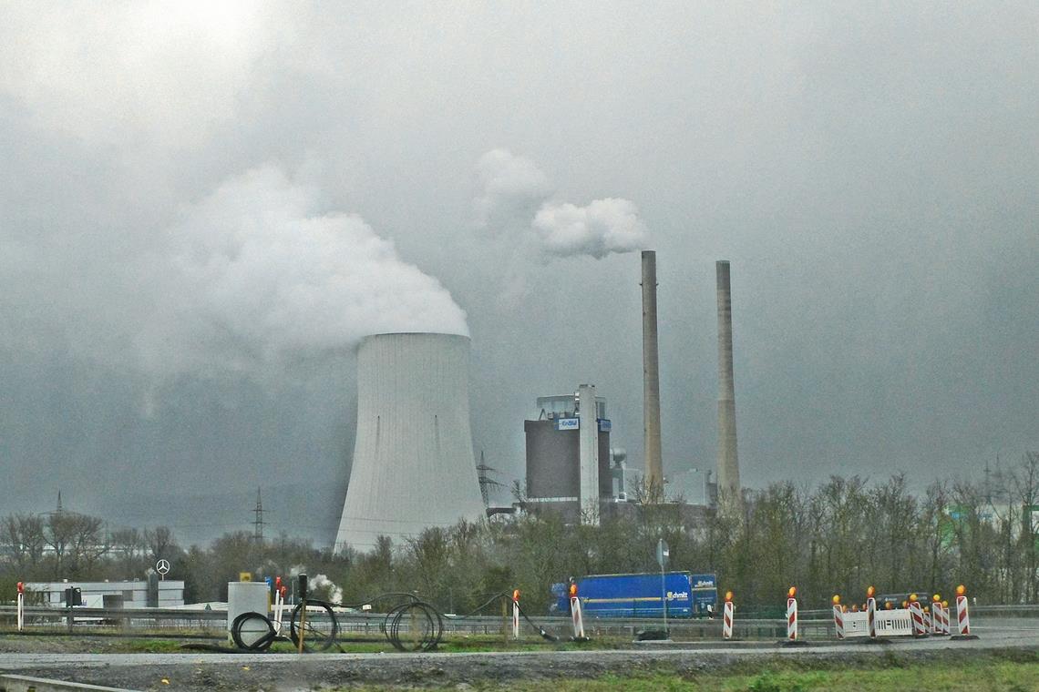 Unser Foto zeigt das Kohlekraftwerk der EnBW in Heilbronn, das – anders als ein Atomkraftwerk – keinen nuklearen Abfall produziert. Um den hoch radioaktiven Abfall aus Kernkraftwerken zu deponieren, wird gerade ein geeigneter Standort für ein Endlager gesucht. Foto: B. Romanowski