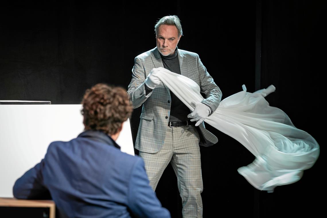 Spritzige Texte und tiefsinniger Humor Unser Foto zeigt die Szene in dem Stück „Kunst“ im Bandhaus-Theater, in der Serge (Dirk Waanders) sein neu gekauftes Bild vor Yvan (Jörg Pauly) enthüllt. Foto: A. Becher