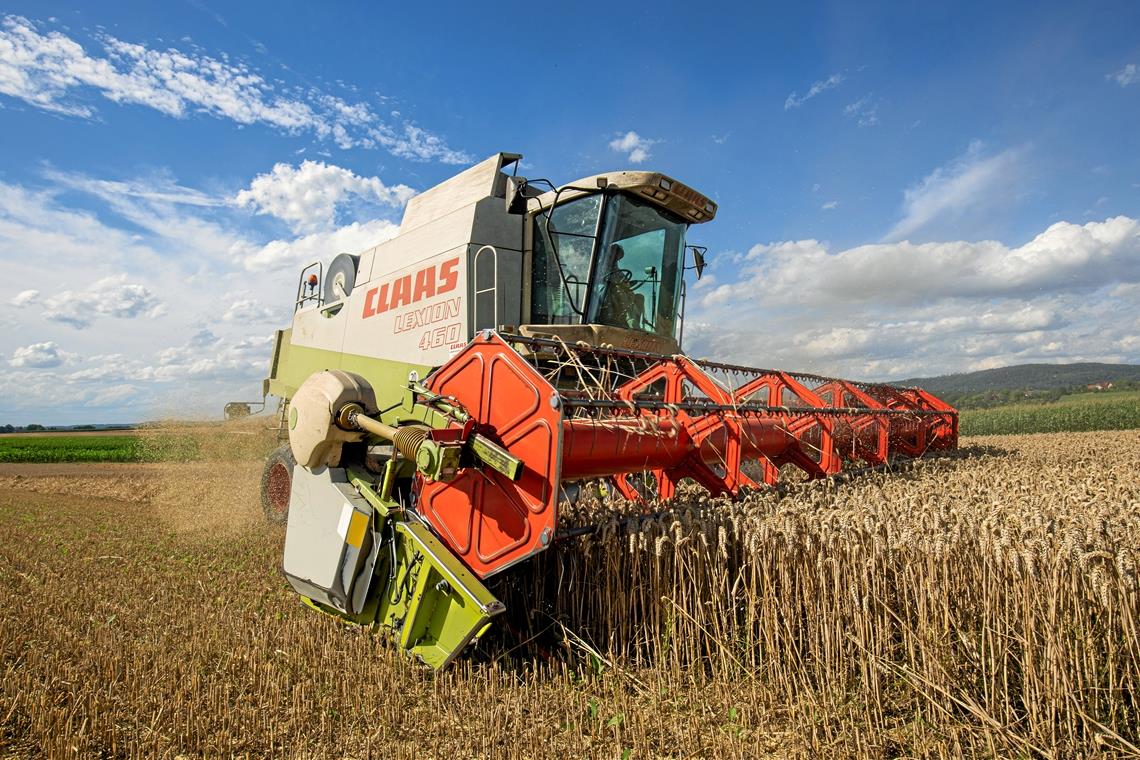 Enges Zeitfenster für die Landwirte Unser Foto zeigt Werner Pretzel aus Unterweissach beim Ernteeinsatz mit seinem Mähdrescher im vergangenen Jahr. Foto: A. Becher