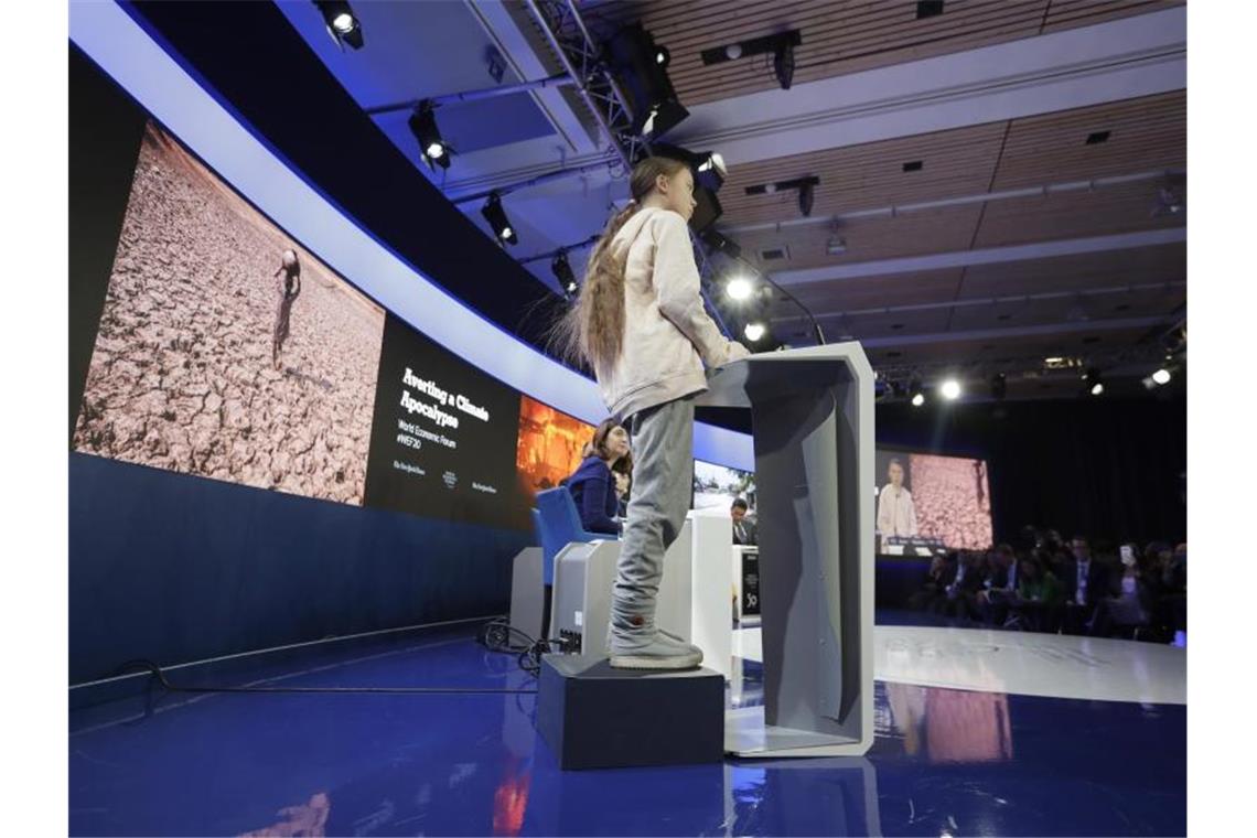 Trump gegen Greta in Davos: Das Rededuell um den Klimaschutz „Unser Haus brennt noch immer“, sagte Greta Thunberg beim Weltwirtschaftsforum in Davos. Foto: Michael Probst/AP/dpa