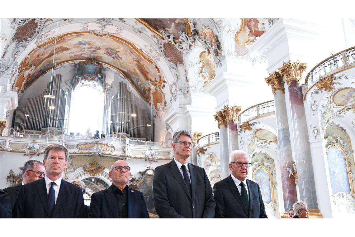 Drei Kerzen und Rosen für Tote - Gedenken nach Zugunglück "Unsere Herzen sind voller Trauer", sagte Schnieder in der voll besetzten Kirche Münster Unserer Lieben Frau.
