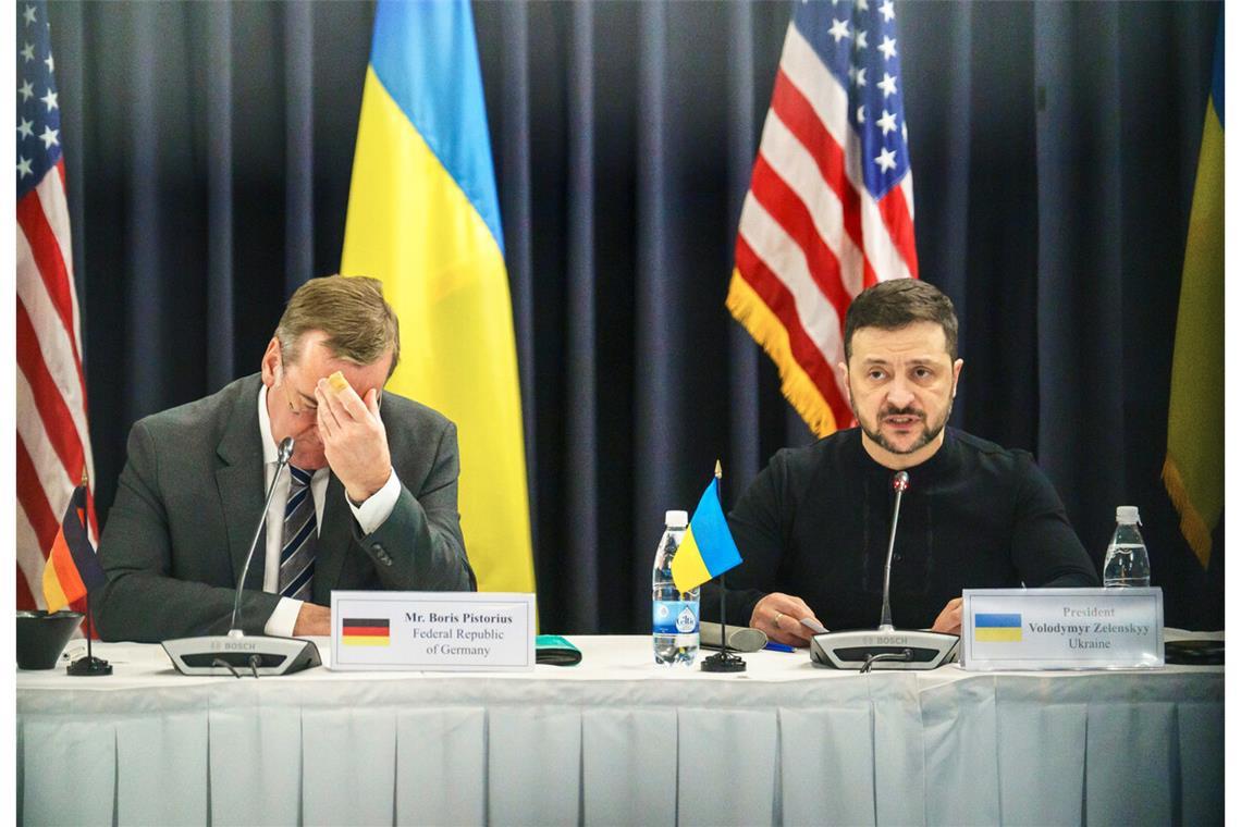 Größtmögliche Unsicherheit Unsichere Aussichten: Verteidigungsminister Pistorius (l.) und Ukraines Präsident Selenskyj beim Treffen in Ramstein. Unsichere Aussichten: Verteidigungsminister Pistorius (l.) und Ukraines Präsident Selenskyj beim Treffen in Ramstein.