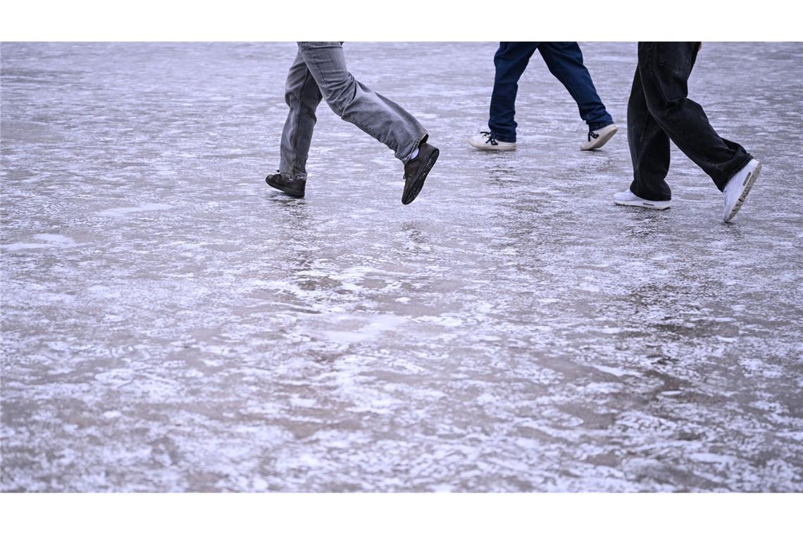 Unsichere Schritte, auch in Richtung Zukunft: Viele Jugendliche blicken pessimistisch in die Welt. (Symbolbild)