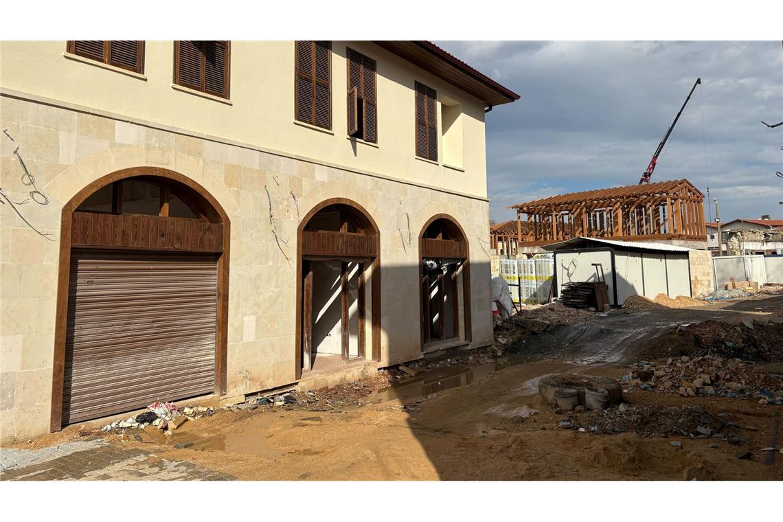 Unten Stein, oben Holz - die Häuser werden teils in historischem Stil wieder aufgebaut.