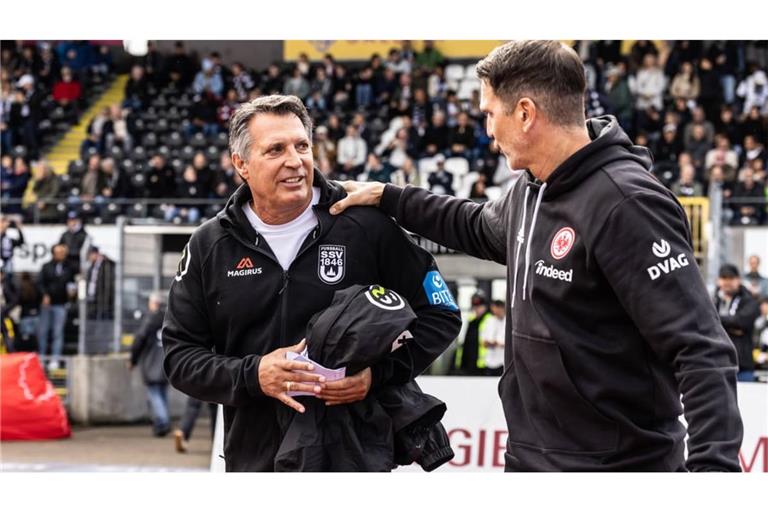 Unter Alois Schwartz (li., mit Eintracht-Coach Patrick Glöckner) fahren die Ulmer Spatzen ihren ersten Regionalliga-Sieg in dieser Saison ein.