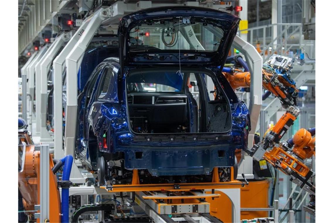 Industrie drosselt im Corona-Krisenjahr 2020 Investitionen Unter anderem fiel auf den Automobilbau ein großer Teil der Investitionen der deutschen Industrie. Foto: Hendrik Schmidt/dpa