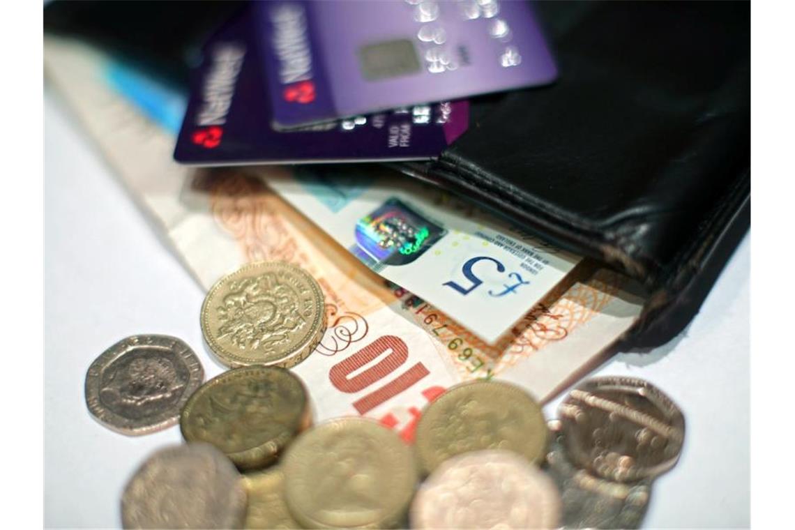 Britische Inflation steigt auf höchsten Stand seit 1992 Unter anderem für Kleidung und Schuhe müssen die Briten tiefer in die Tasche greifen. Foto: Yui Mok/PA/dpa