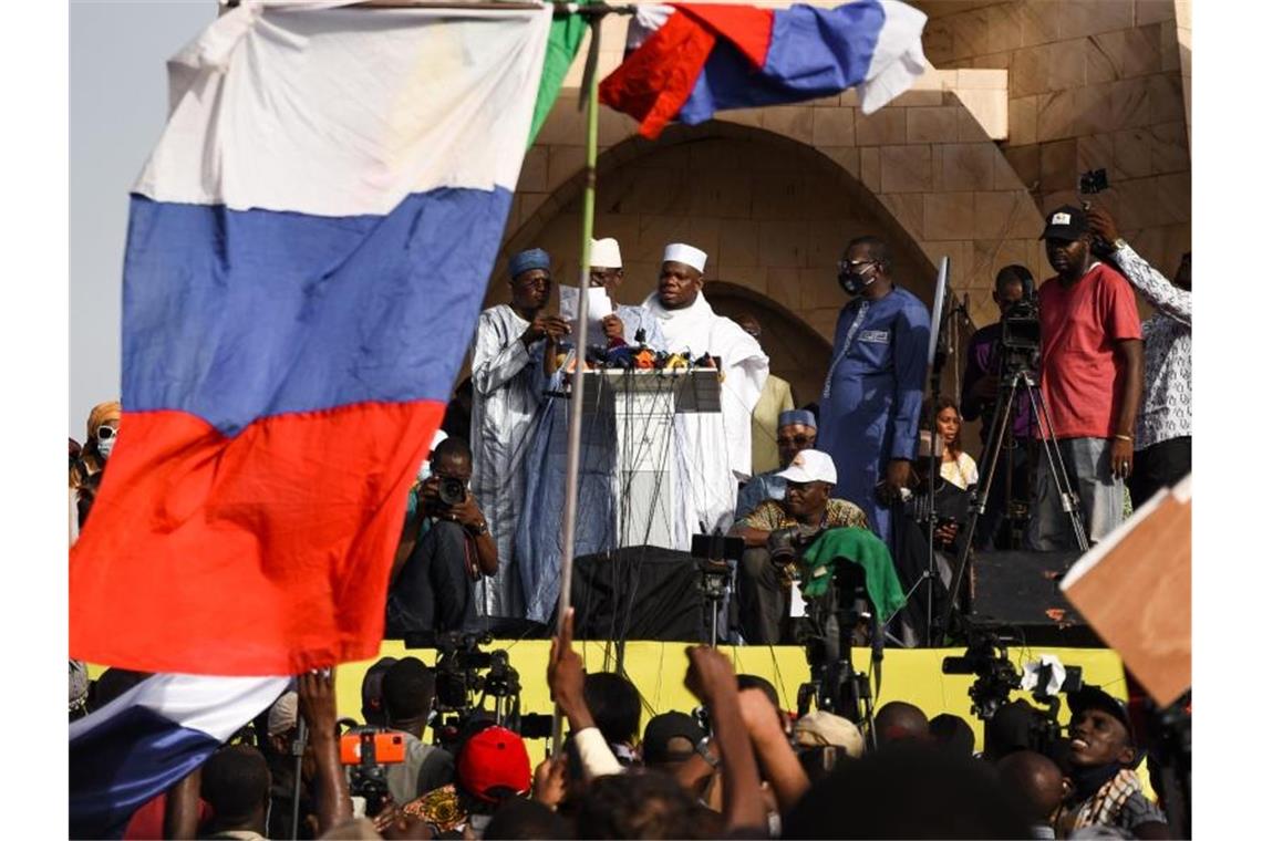 Unter anderem gegen Malis Premierminister Choguel Maïga (M) werden von der EU Sanktionen verhängt. Foto: Nicolas Remene/Le Pictorium Agency via ZUMA/dpa