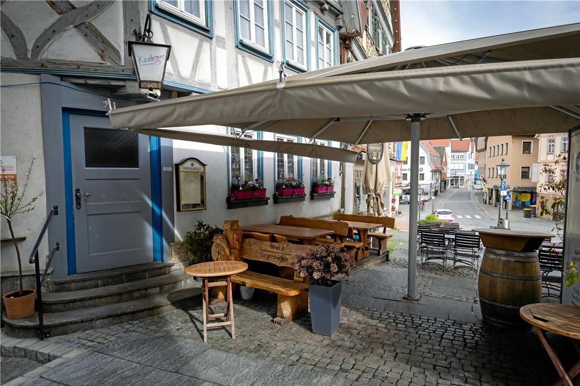 Sonntags haben viele Lokale in Backnang geschlossen Unter anderem hat das Kunberger sonntags geschlossen – so auch am gestrigen Tag, an dem das strahlende Wetter zahlreiche Menschen in die Backnanger Altstadt gelockt hat. Foto: Alexander Becher